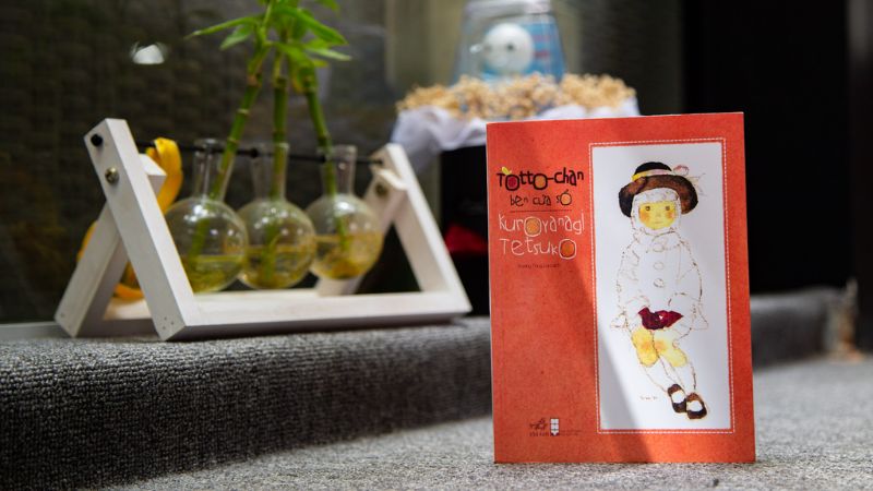 Sach Totto-chan bên cửa sổ