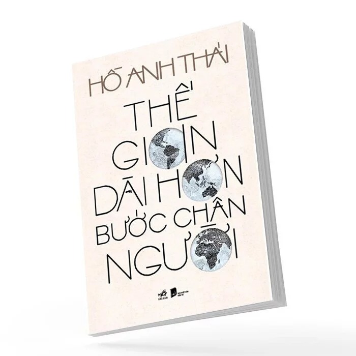 "Thế Gian Dài Hơn Bước Chân Người" là hành trình của một tâm hồn lữ khách, kiếm tìm ý nghĩa giữa dòng chảy vô tận của cuộc sống.