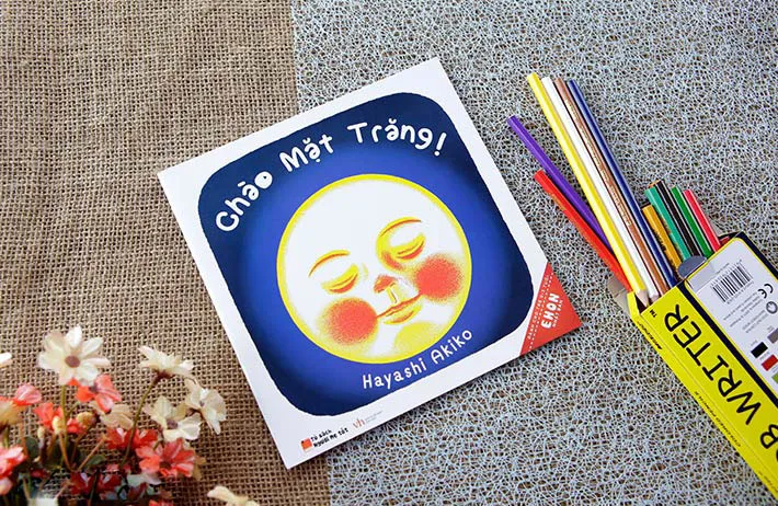 "Ngọt ngào giấc mơ cùng Chào Mặt Trăng - sách cho trẻ sơ sinh dịu dàng và ấm áp!